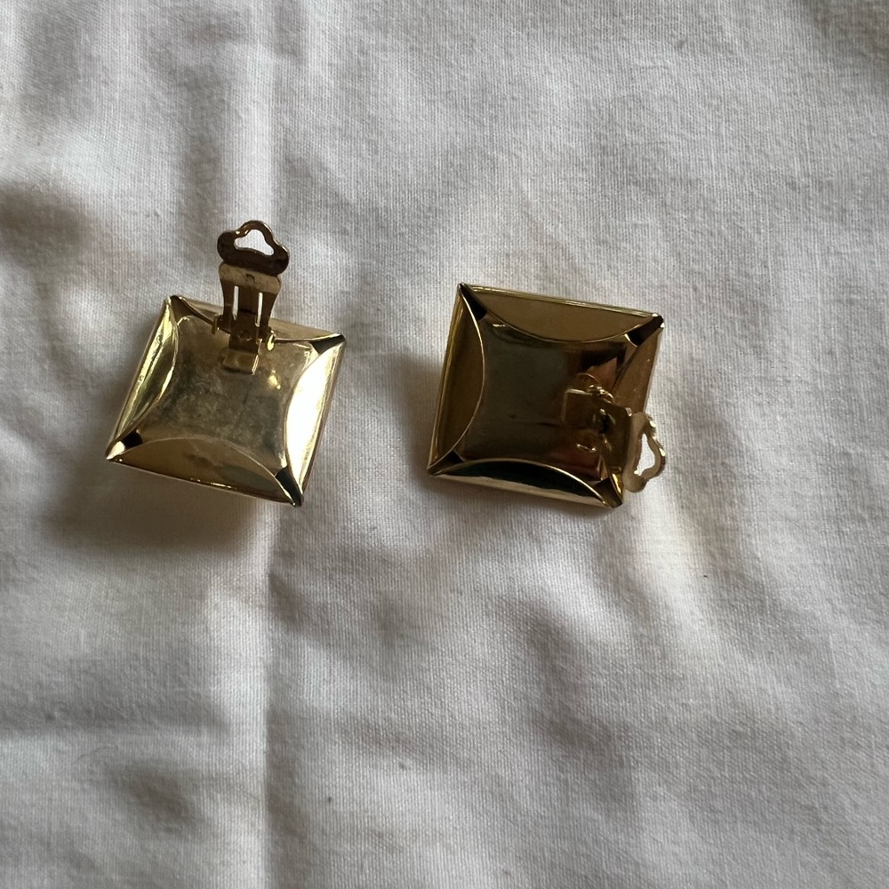 Vintage Chic Gold Pyramid Stud Earrings - Picture 5 of 6